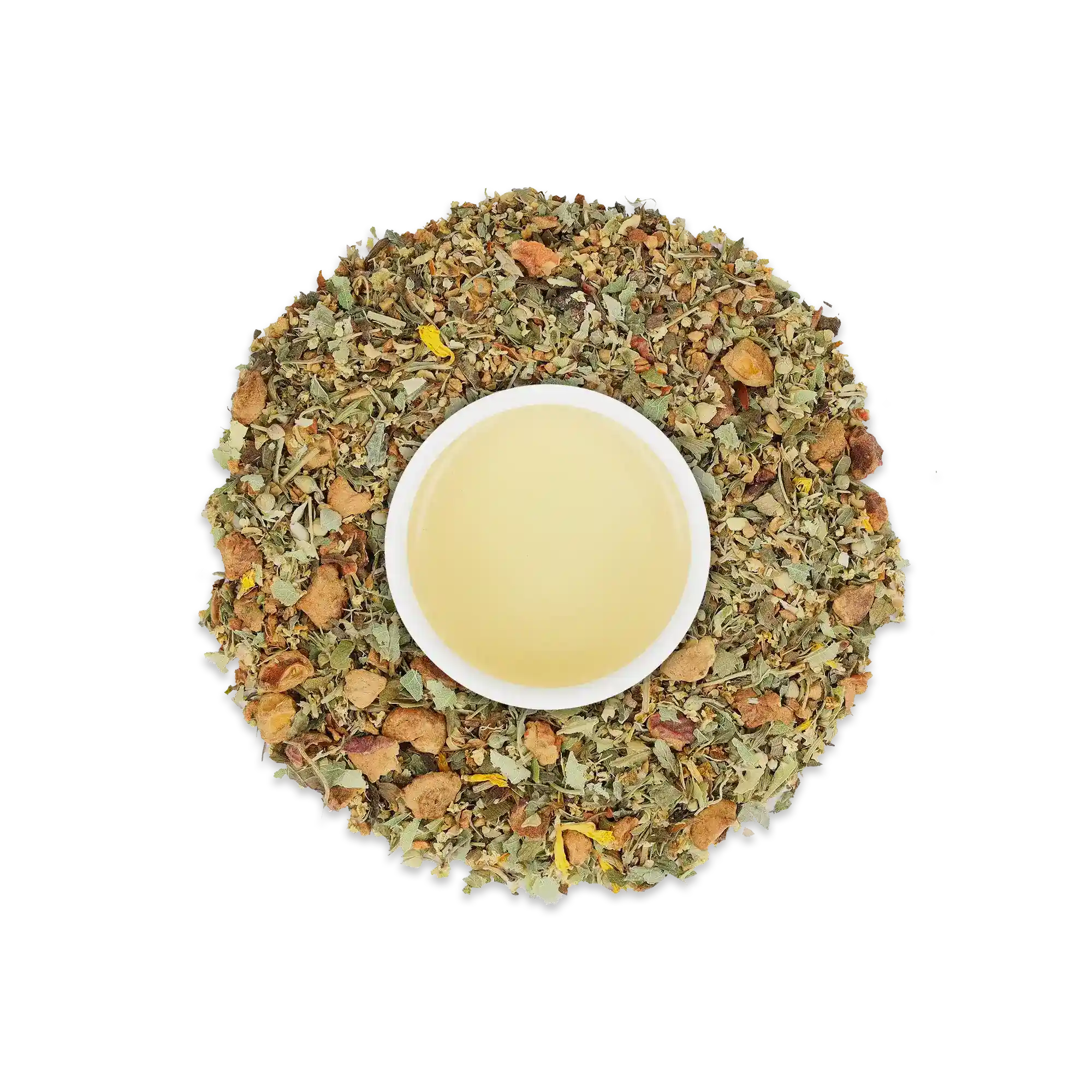 Kleine weiße Tasse mit hellgelbem Bio-Zitronen-Ingwer-Tee, umgeben von losen Teeblättern und getrocknetem Ingwer.