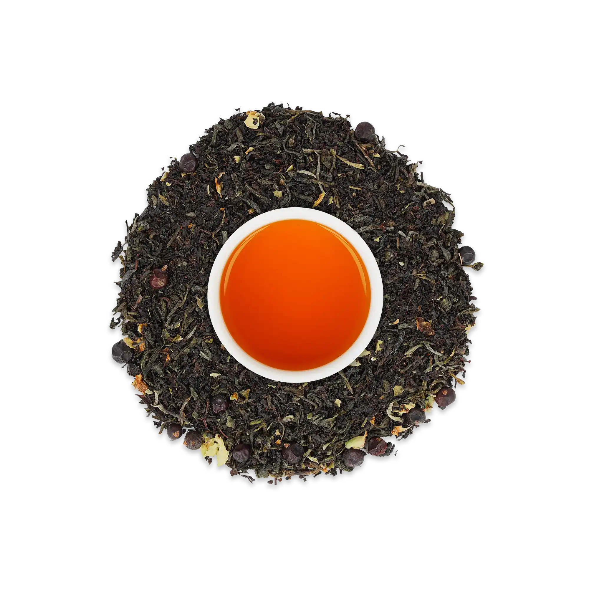 Weiße Tasse mit bernsteinfarbenem Schwarztee, umgeben von getrockneten Wacholderbeeren und Orangenblüten.