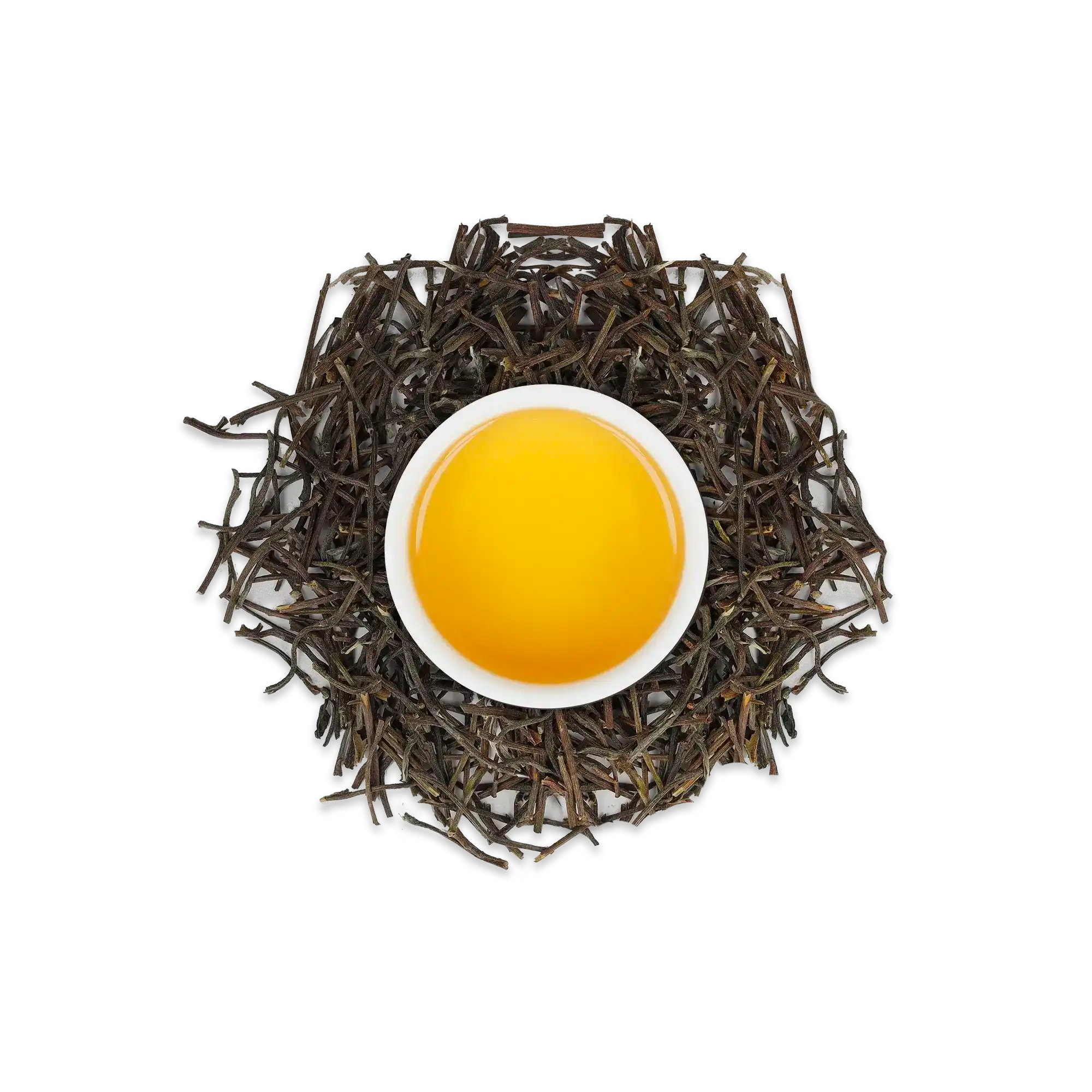 Weiße Tasse mit goldgelbem Tee inmitten eines Kreises aus dunklen, getrockneten Teeblättern auf weißem Hintergrund