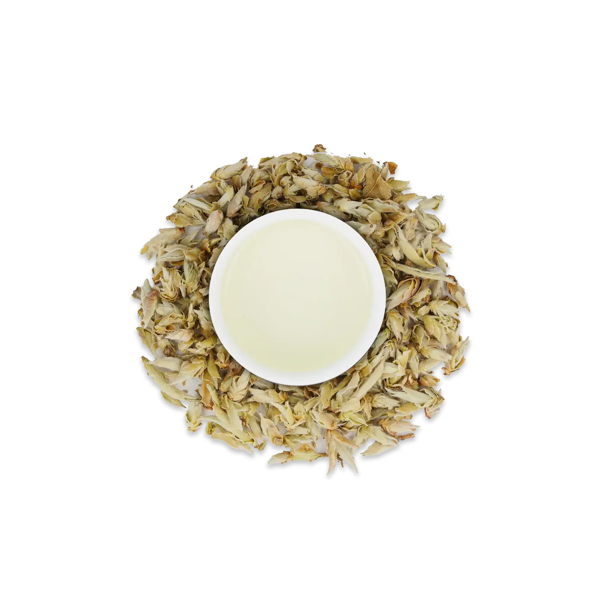 Weiße Keramiktasse mit hellem Oolong-Tee, umgeben von getrockneten Oolong-Teeblättern in Braun- und Grüntönen.