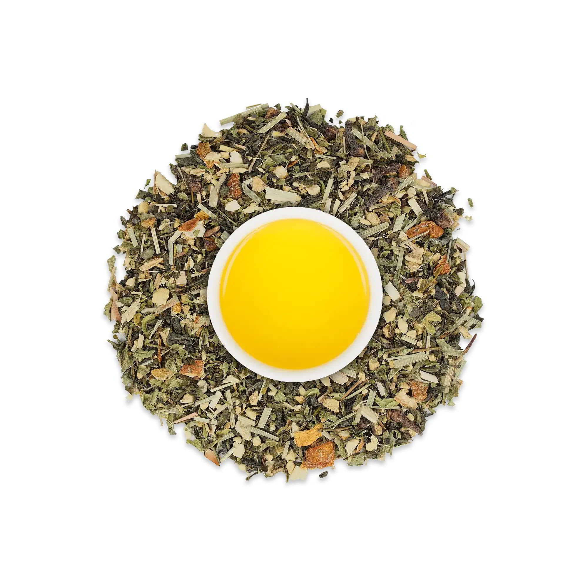 Kleine weiße Tasse mit gelb-grünem Tee, umgeben von getrockneten Teeblättern und Kräutern auf weißem Hintergrund.