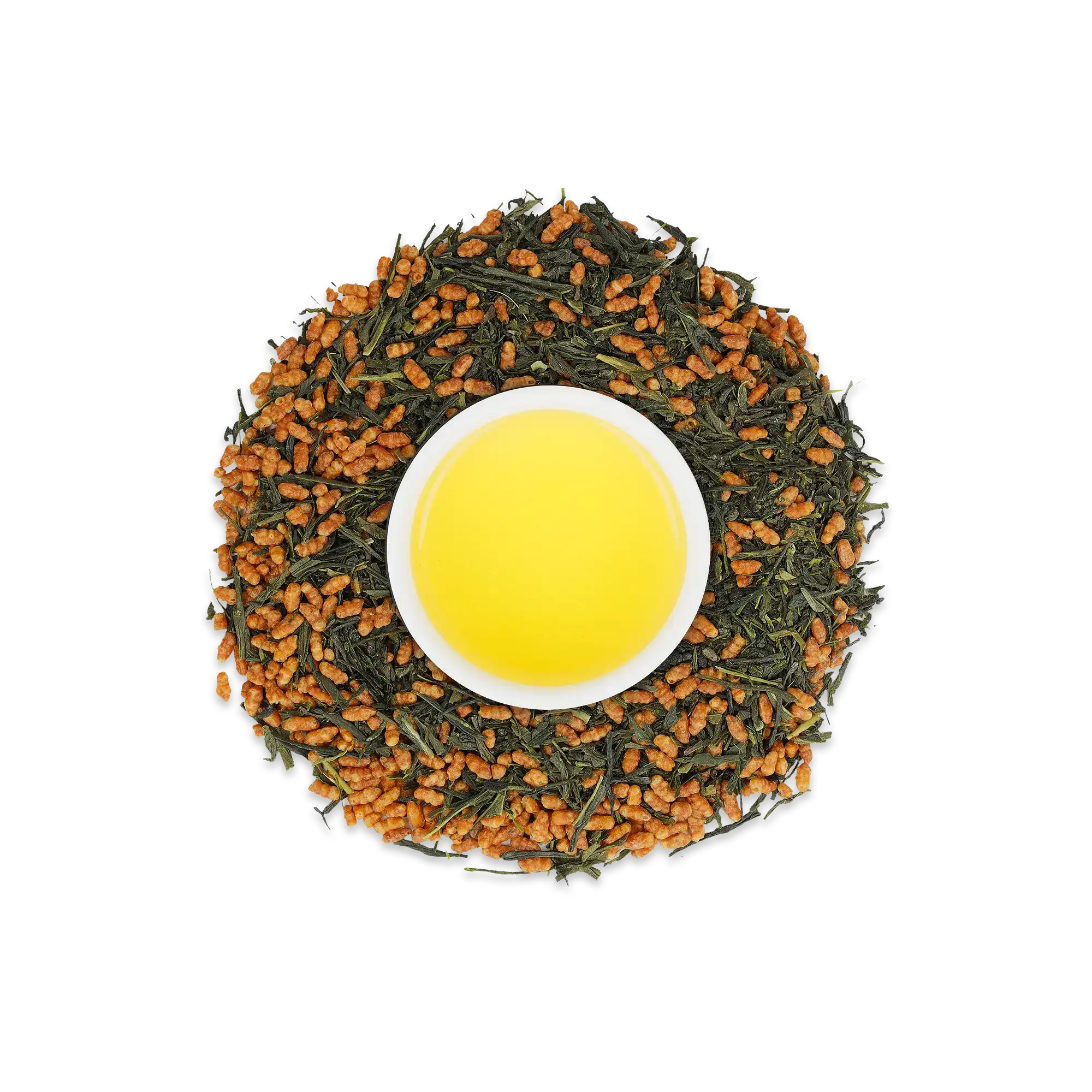 Weißer Keramikbecher mit gelbem Tee, umgeben von grüner Teeblättermischung und gepufftem braunem Reis.