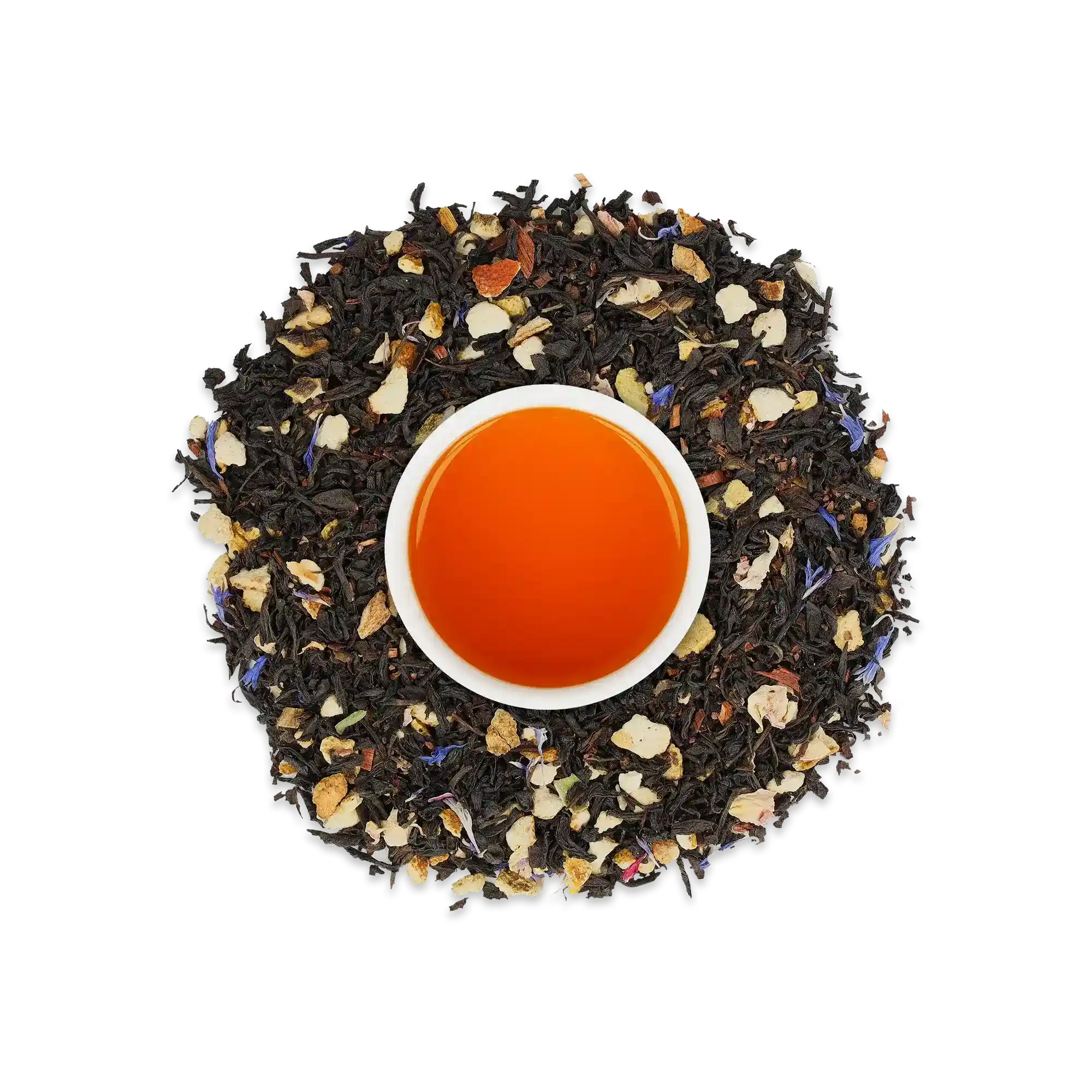 Weiße Keramiktasse mit orangefarbenem Tee, umgeben von Schwarztee mit Gewürzen und Blütenblättern.