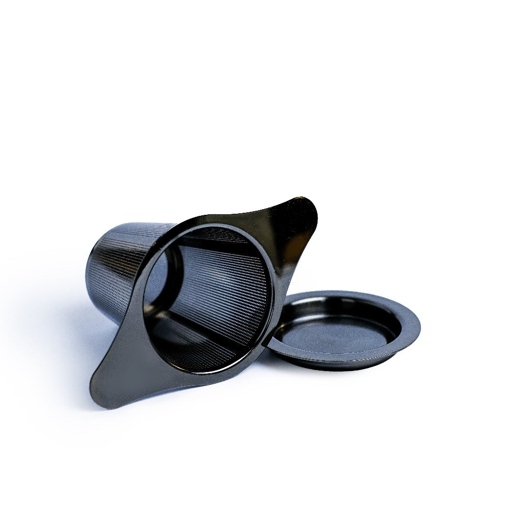 Perforierter schwarzer Kunststoffkaffeefilter mit zwei Griffen und passendem Deckel seitlich