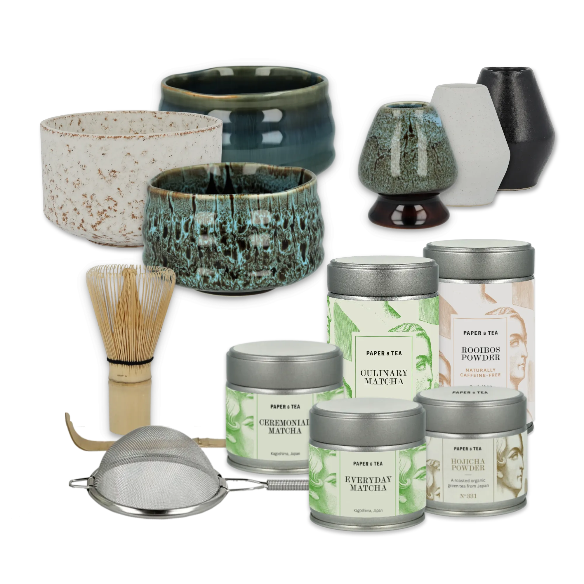 Fünf silberne P&T Teedosen mit Matcha und Teepulvern aus Kagoshima, keramische Teeschalen, Bambusbesen und Sieb.