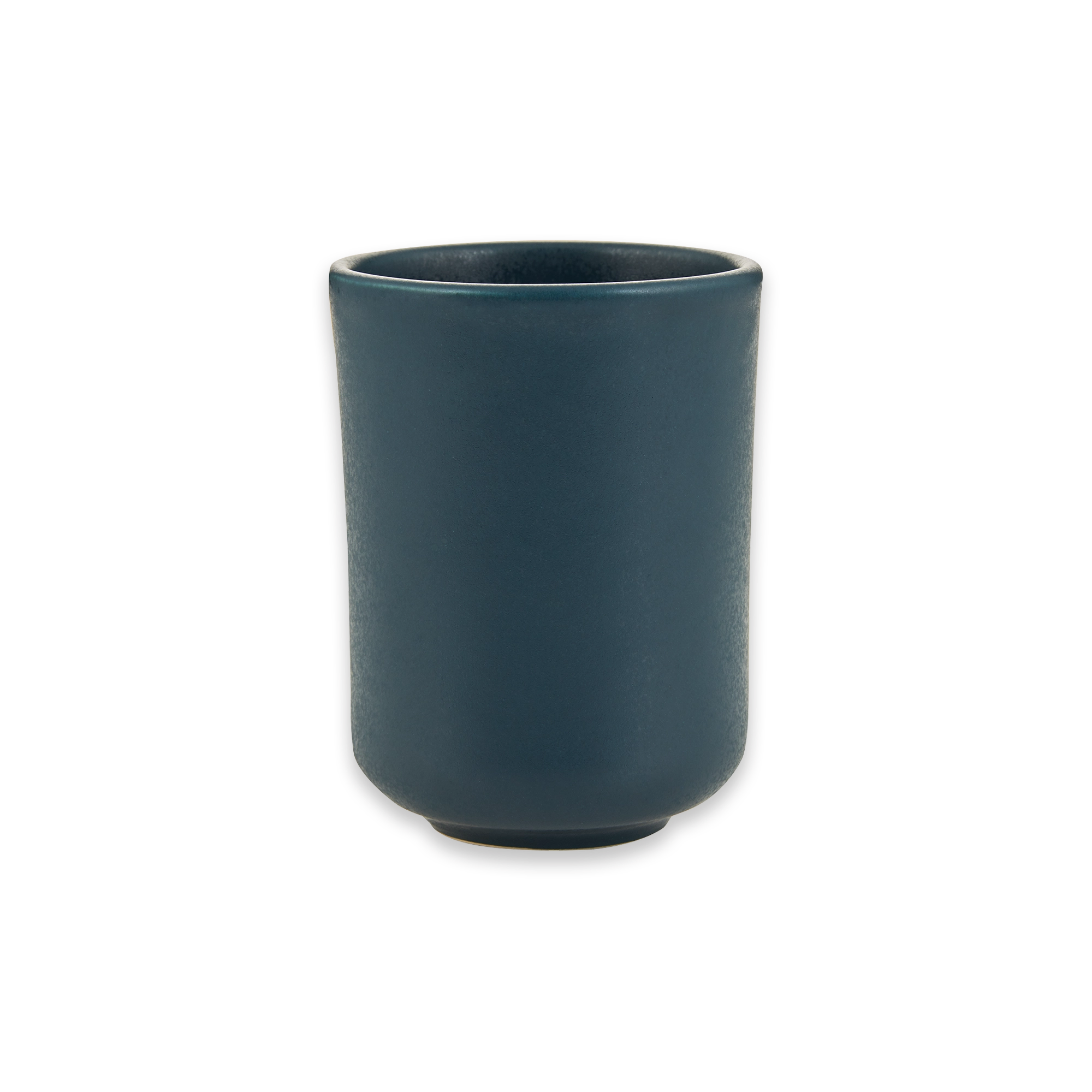 Blauer Keramikbecher mit matter Oberfläche vor schwarzem Hintergrund, minimalistisch gestaltet.