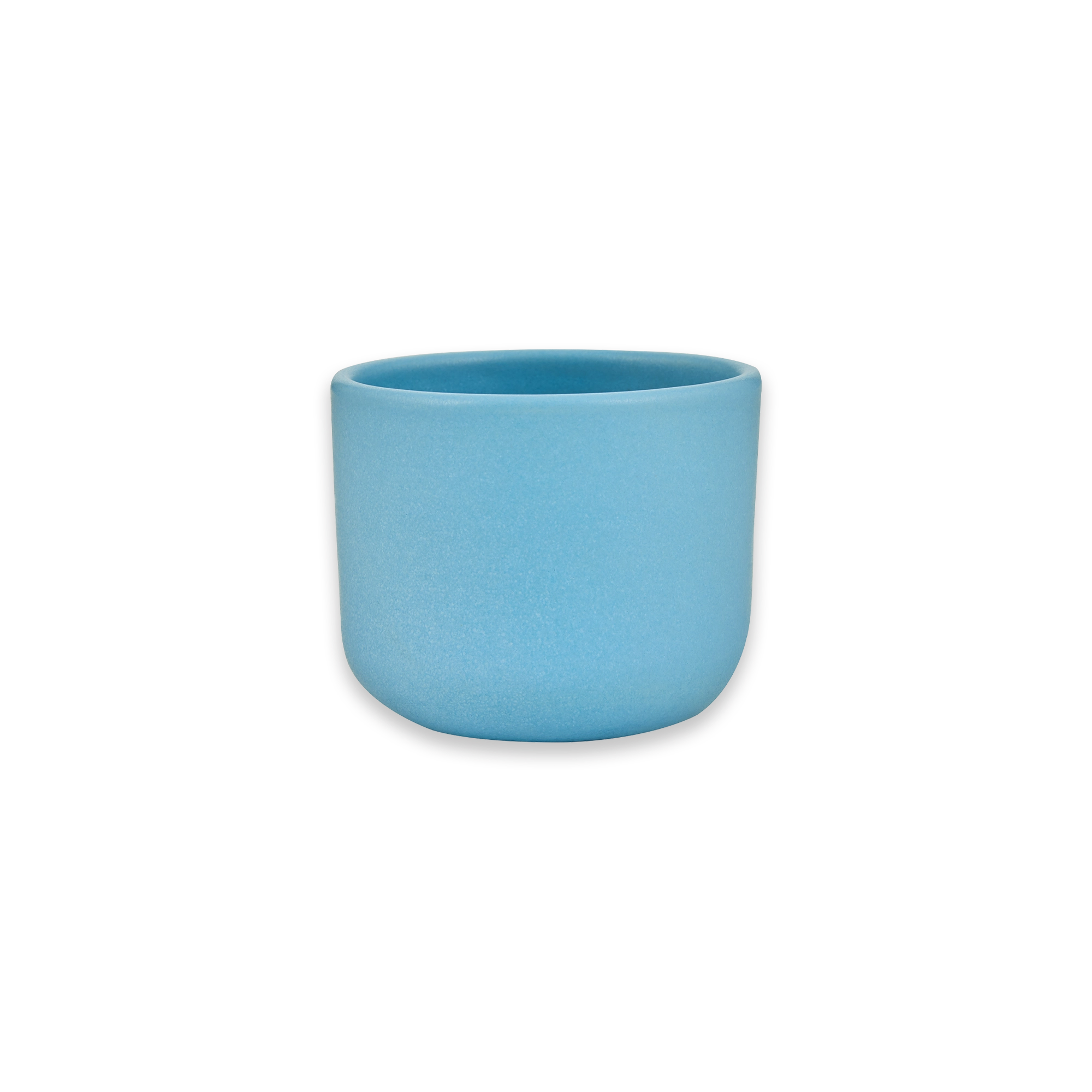Mattiertes blaues Keramikgefäß ohne Henkel vor schwarzem Hintergrund, minimalistisches Design.