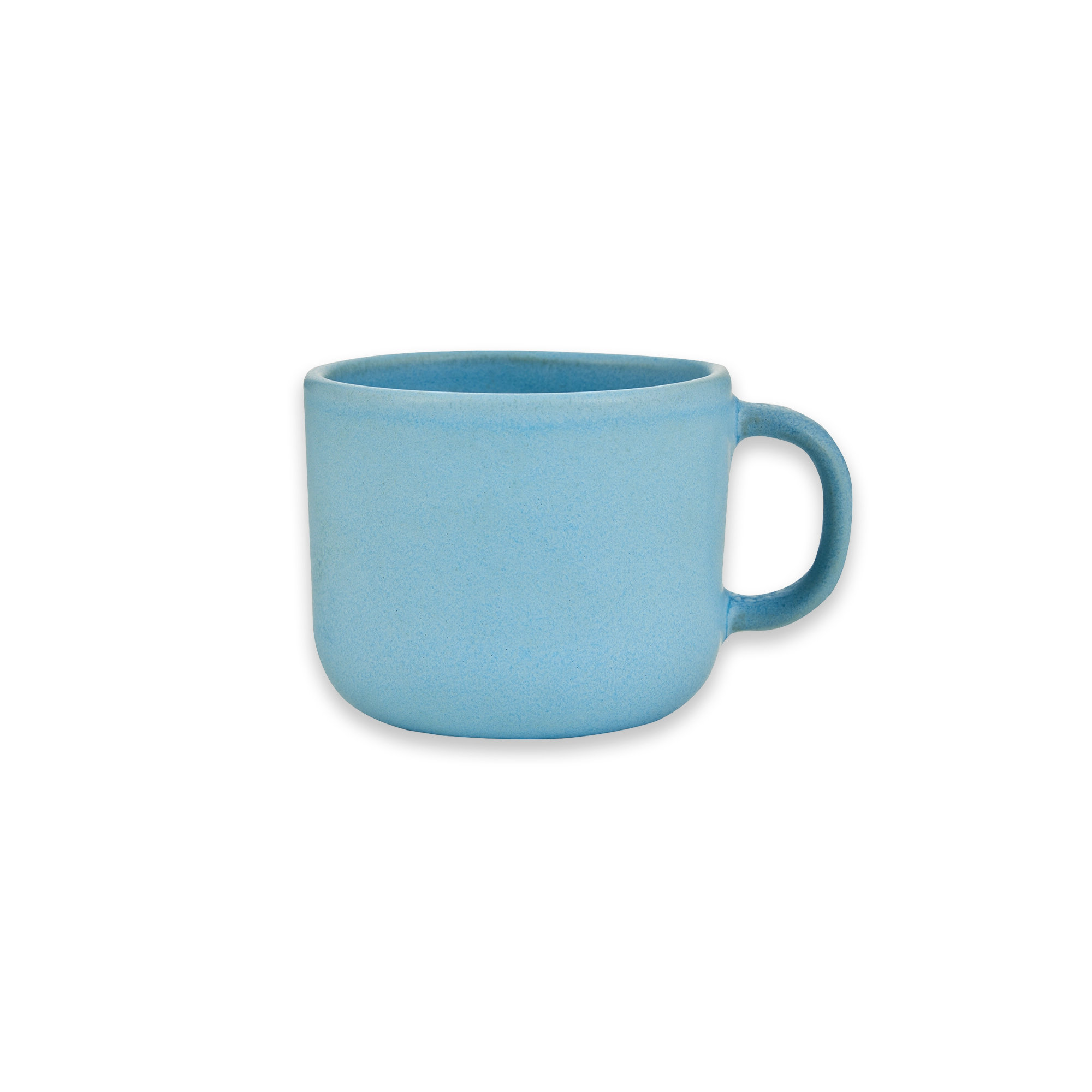 Hellblauer Keramikbecher mit matter Oberfläche und rundem Griff auf schwarzem Hintergrund, minimalistisches Design.