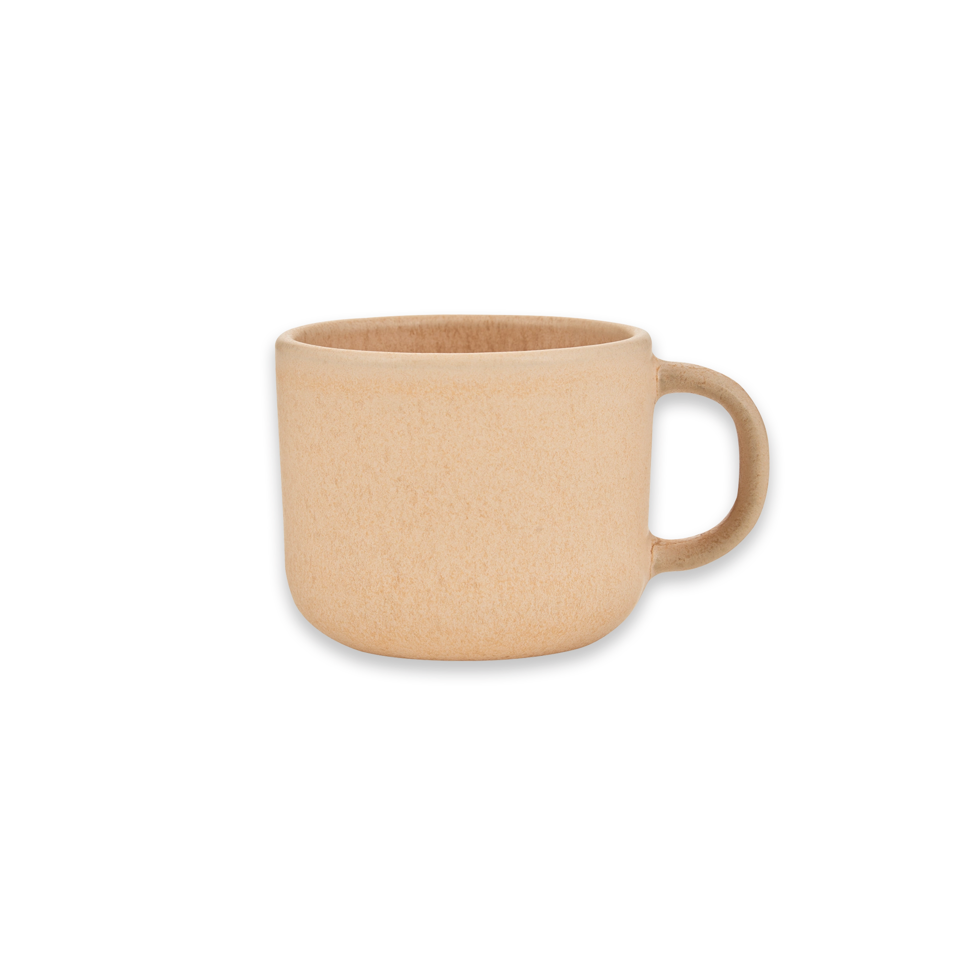 Beigefarbene Keramiktasse mit Henkel auf schwarzem Hintergrund, ideal für Tee oder Kaffee.