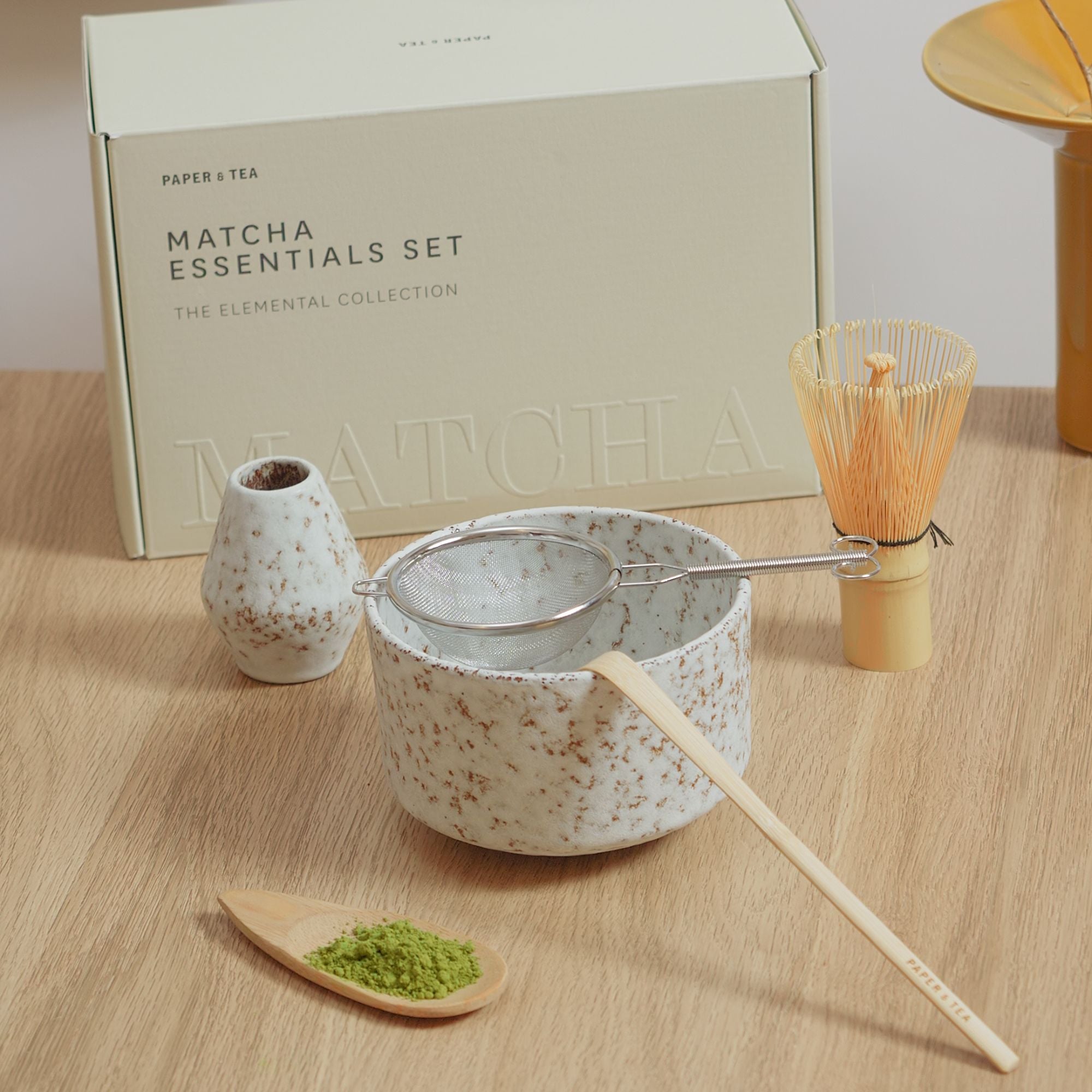 Elegantes Matcha-Set von PAPER & TEA mit Keramikschale, Bambusbesen, Sieb und Matcha-Pulver