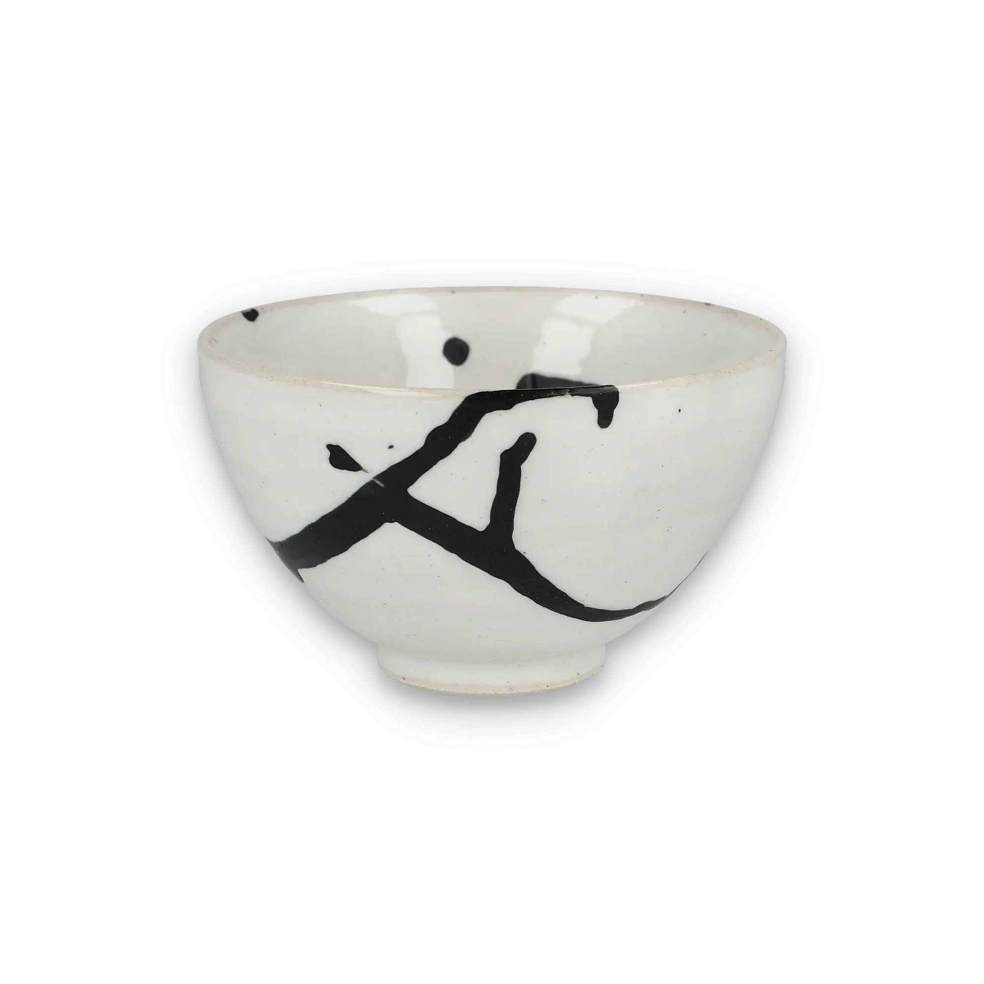 Weiße Keramikschale mit schwarzem Pinselstrich in A-Form auf glatter Oberfläche