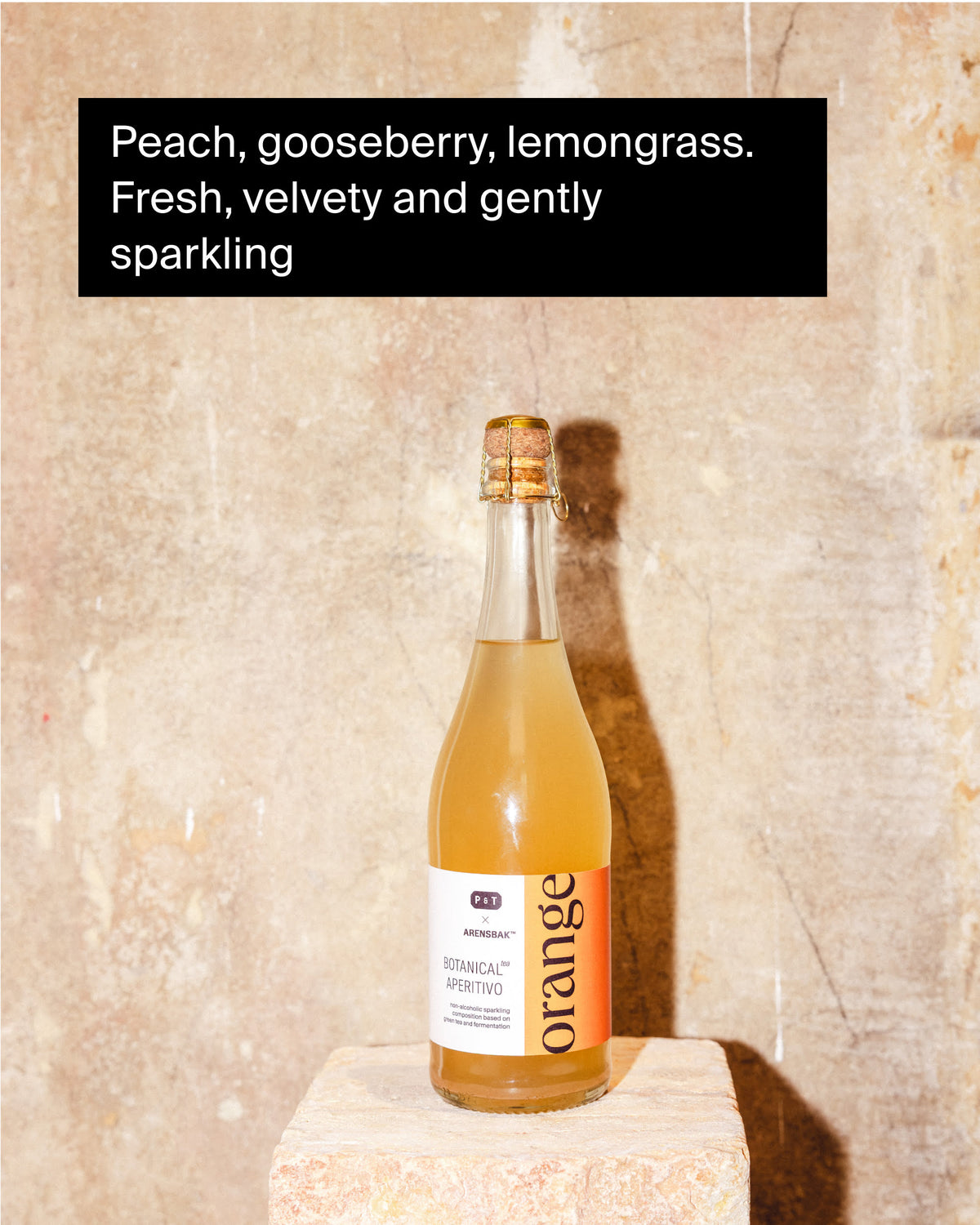 Flasche Botanischer Aperitivo von P&T, orangefarbene Flüssigkeit mit Pfirsich, Stachelbeere, Zitronengras