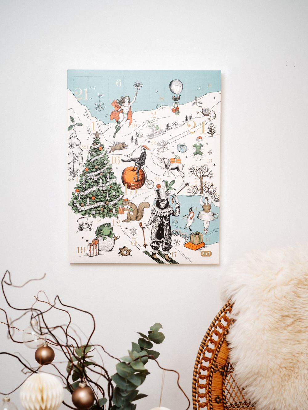 Gemütliche Ecke mit buntem Adventskalender-Poster, weihnachtlichen Illustrationen und Korbsessel.