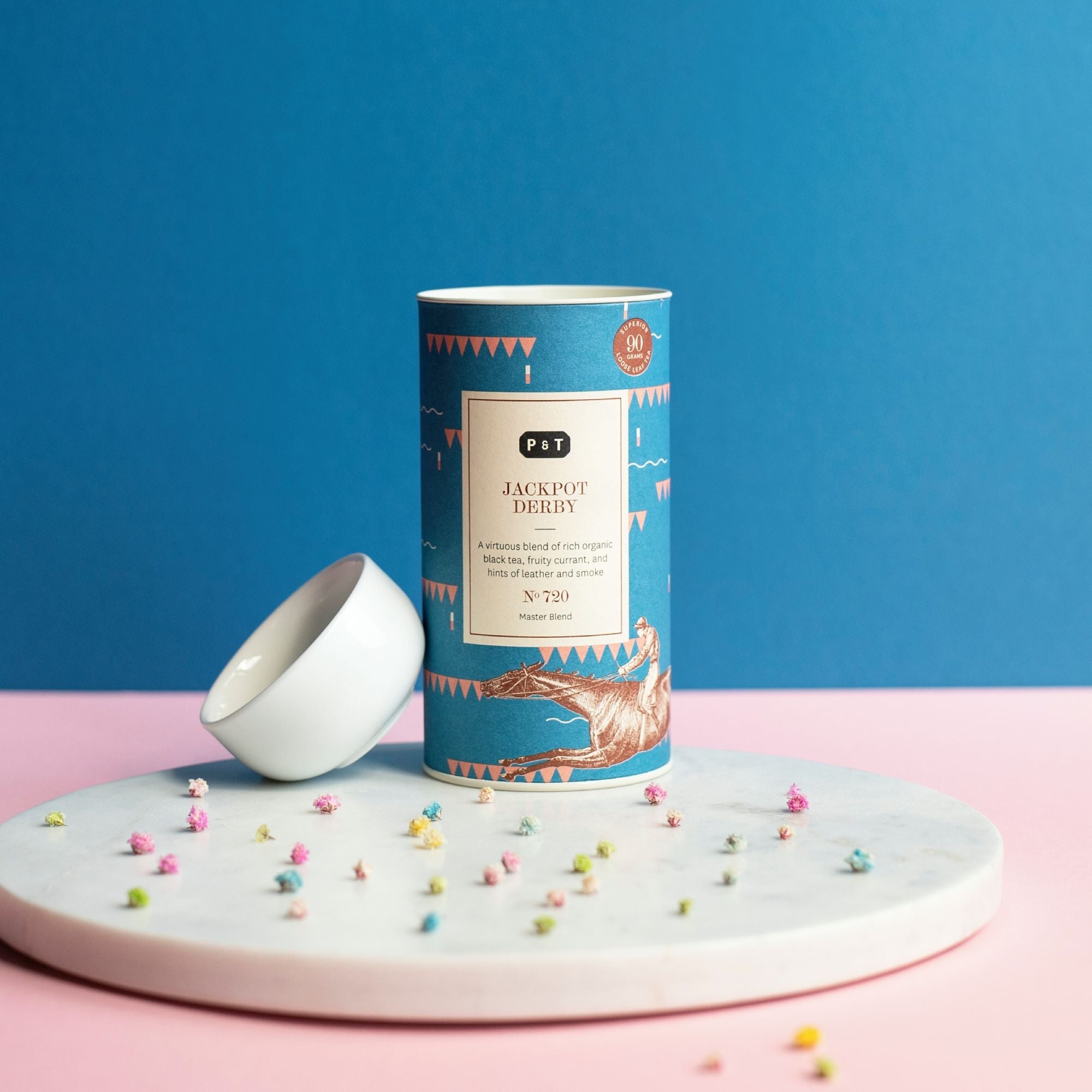 Blauer zylindrischer Teebehälter