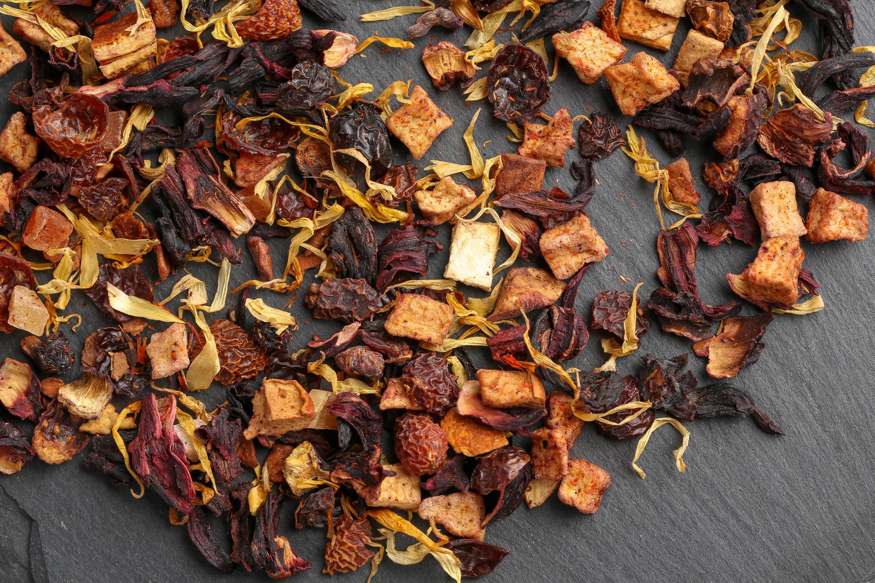 Nahaufnahme einer bunten Mischung aus getrockneten Früchten und Blütenblättern