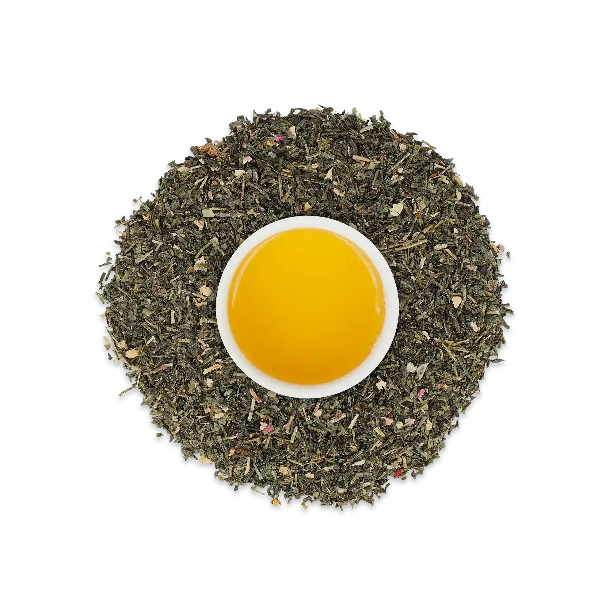 Weiße Tasse mit gelbem Tee, umgeben von losen grünen Teeblättern und bunten Blütenstücken.