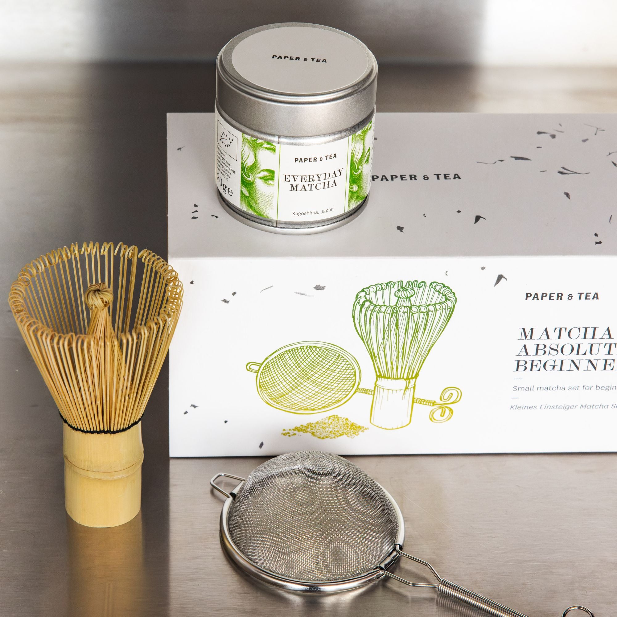 P&T Everyday Matcha Set mit Metall-Dose, Bambus-Teeschläger und feinem Teesieb auf weißer Geschenkbox.
