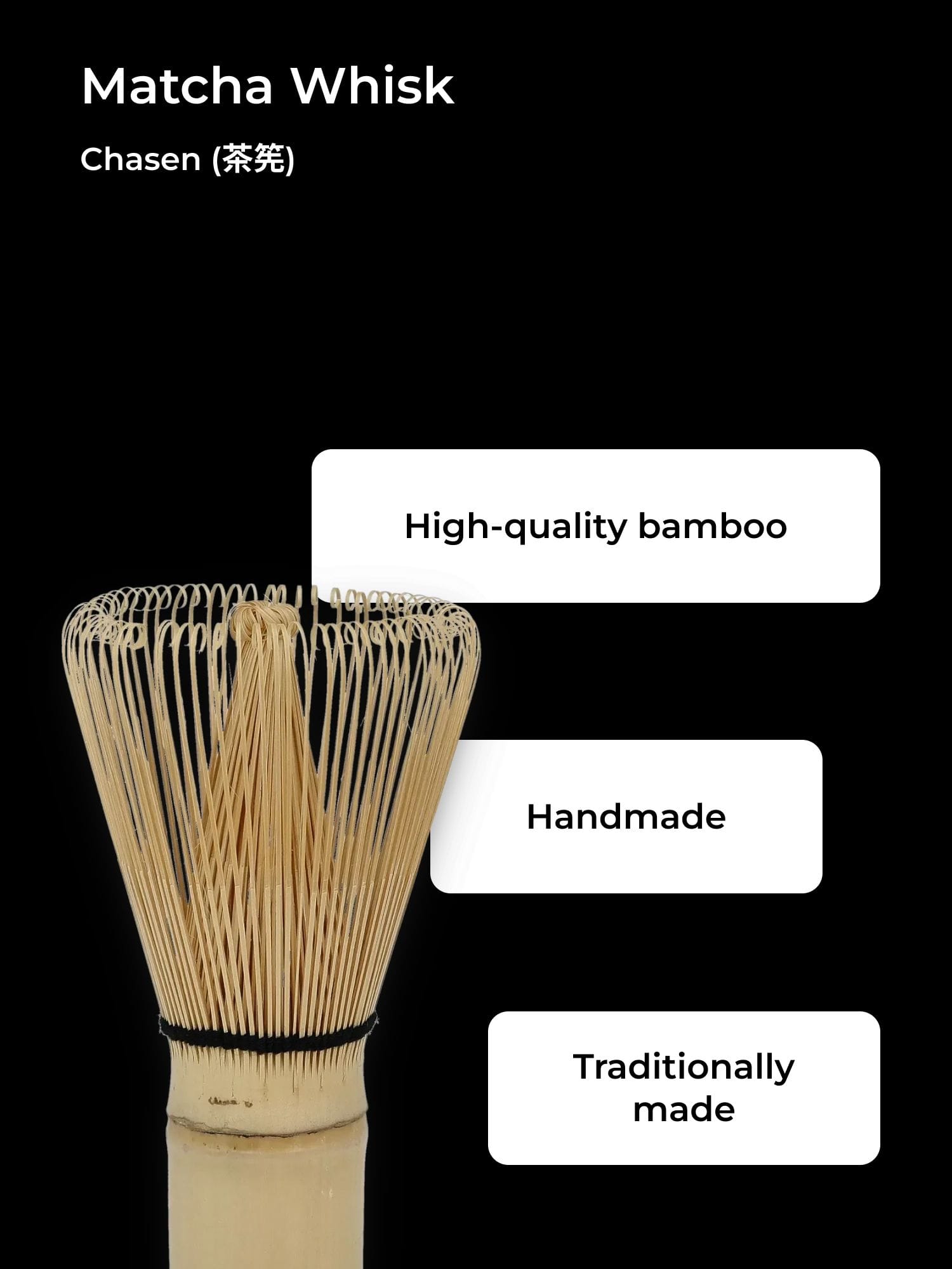 Traditioneller Matcha-Bambusbesen Chasen mit feinen Zinken vor schwarzem Hintergrund.