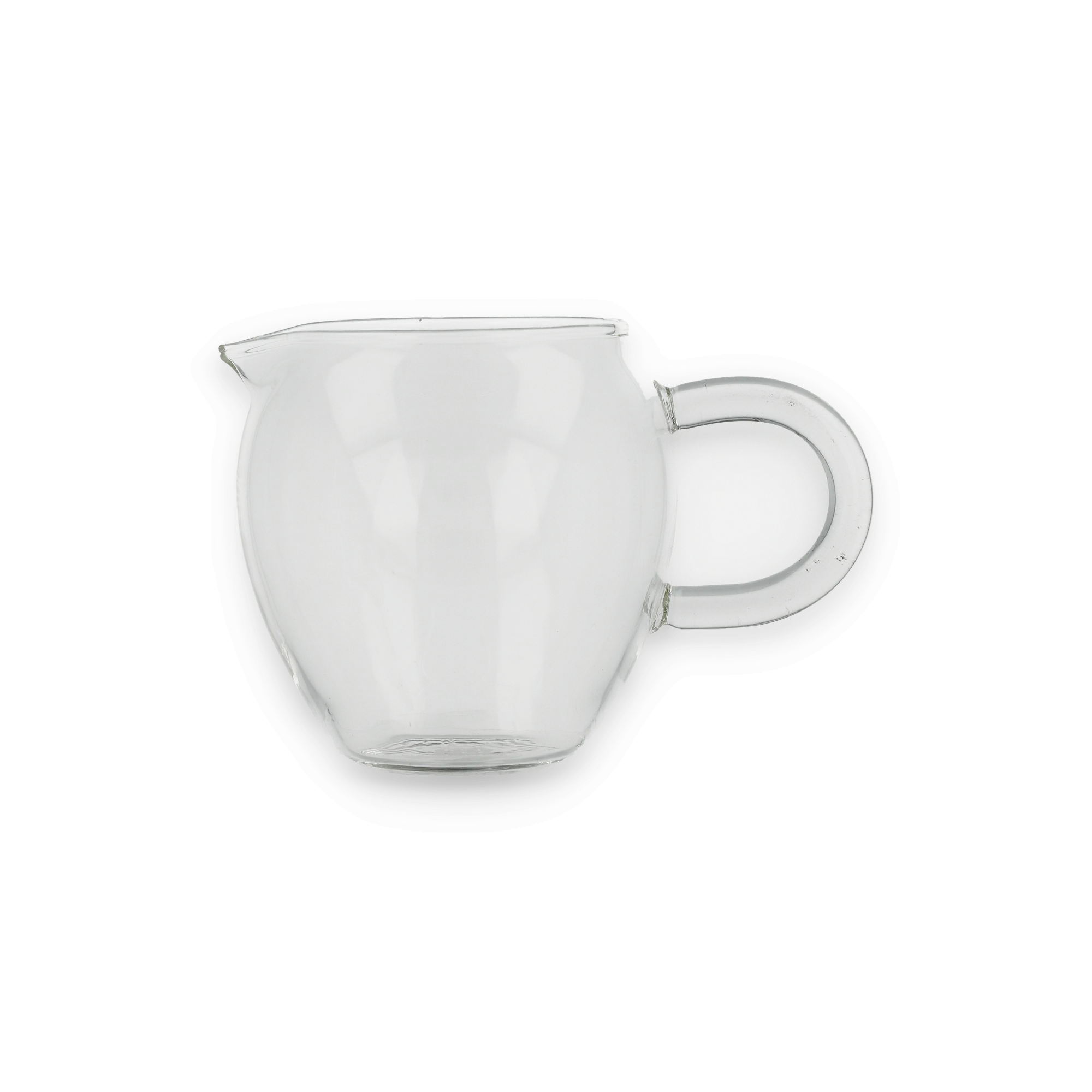 Transparente Glas-Tasse mit rundem Griff vor dunklem Hintergrund.