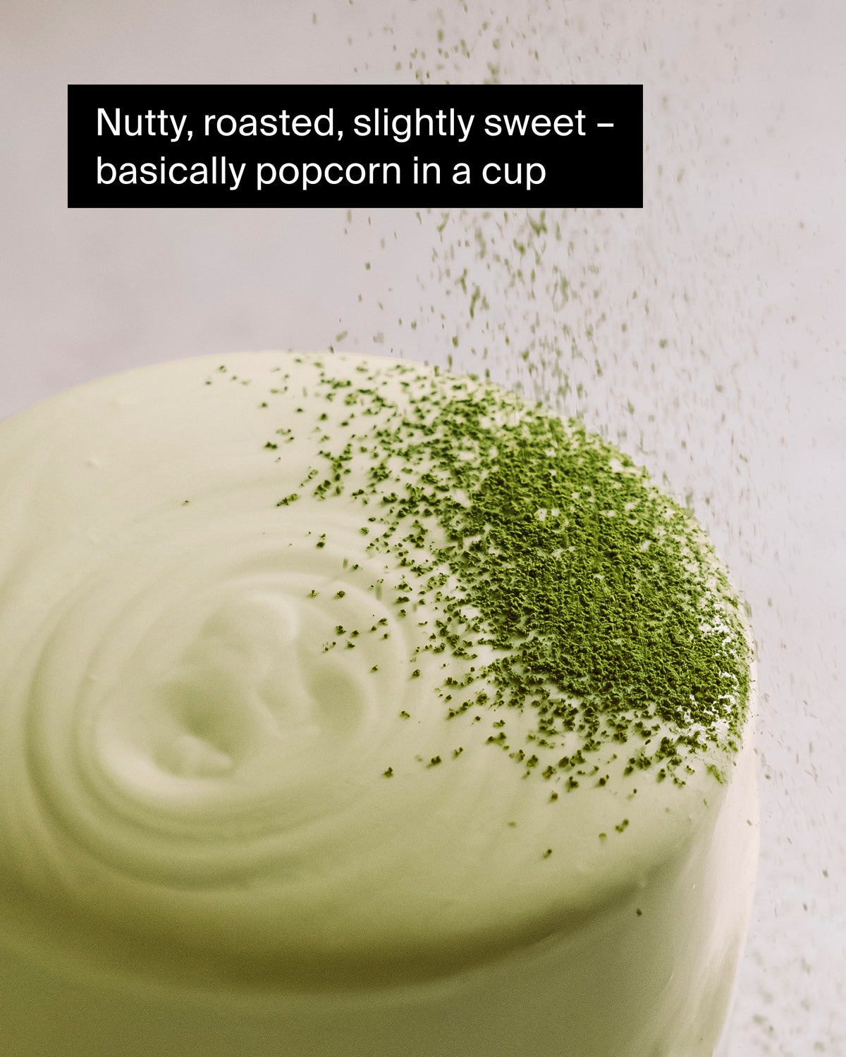 Cremige weiße Oberfläche mit fein grünem Pulver bestreut, erinnert an Matcha mit nussigem Geschmack.